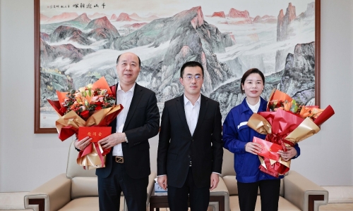 致敬劳动者丨桐乡市委书记于会游“五一”前走访慰问南宫电子游戏劳模！